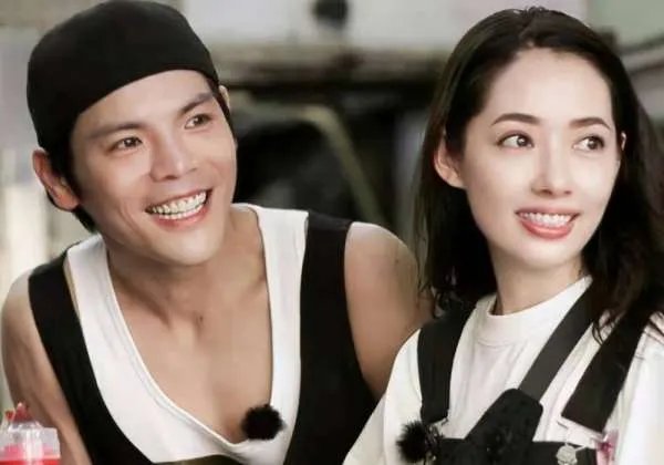 向佐晒与郭碧婷合影并高调表白,他们夫妻有哪些相处之道?