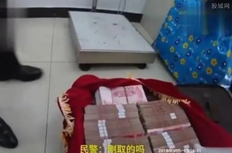 男子扛144万坐火车 携带巨额现金出行要注意什么