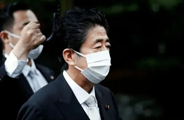 中国记者播报安倍遇刺流泪遭网暴，网友们为何反感这一幕？