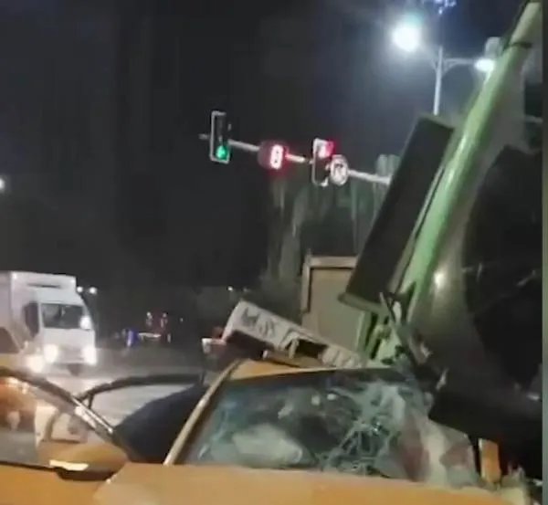 “伤情严重,乘客真倒霉!”西安一渣土车侧翻压扁出租车,这到底怎么回事?