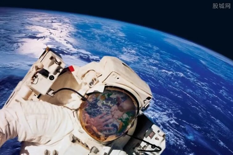 SpaceX签首位绕月飞行乘客 马斯克疑爆来自日本