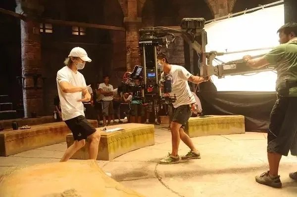 为什么导演在拍电影时要喊“action”，而不是“begin”呢？