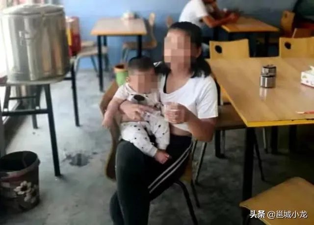 山东菏泽1岁娃被锁车内,民警要砸窗救人,孩子妈妈坚持“再等等”,她想等啥?