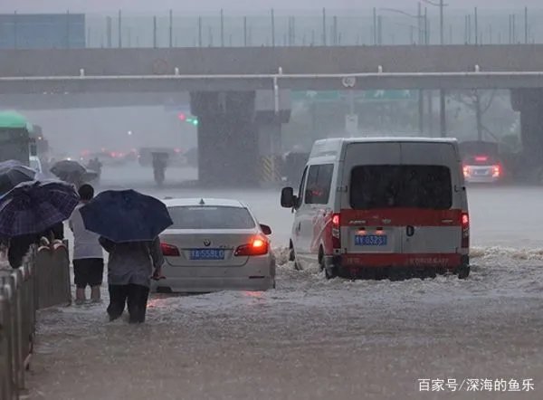 在郑州地铁5号线车厢里给大家鼓劲儿的女子去世了,她是如何“掉队”的?