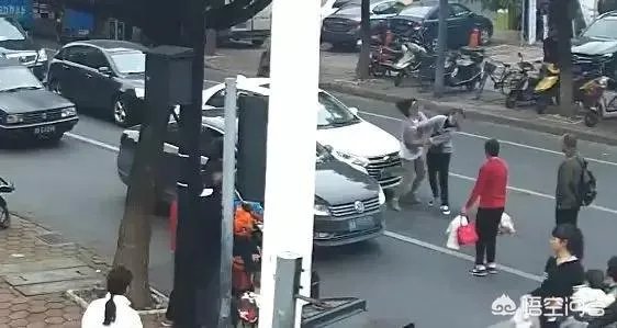 母女违规横穿马路,女司机鸣笛提醒却遭暴扇十几个耳光,你怎么看?