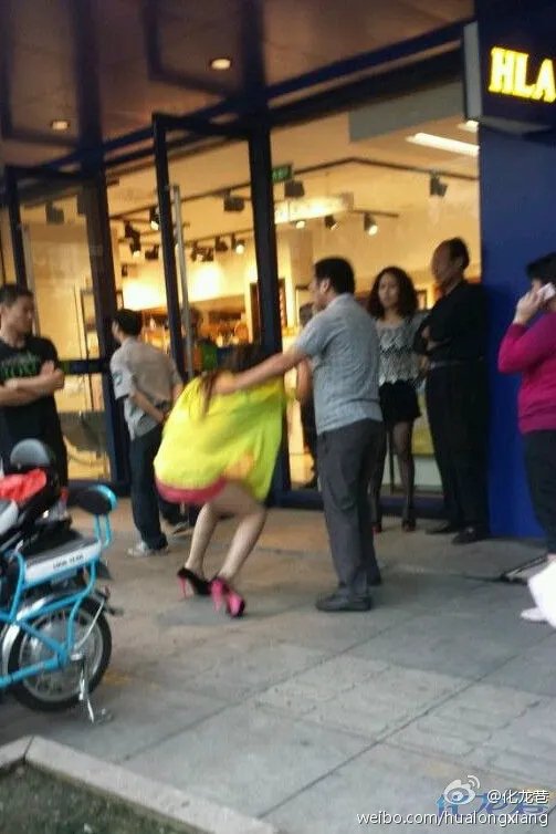 江苏14岁少女打扮成熟 当街与父亲发生肢体冲突