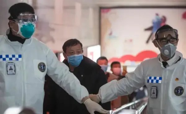 上海首批防范区居民走出小区,目前上海的疫情形势如何?