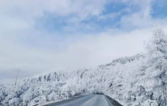 三伏天秒回“冬季”,四川达古冰川景区下雪了,这一景象是如何形成的?