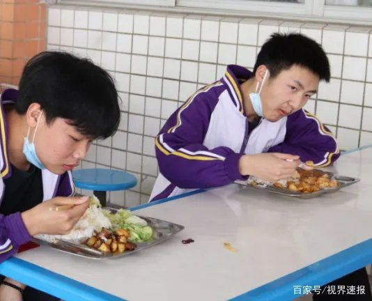 河北一小学13名学生感染,仅吃饭时摘口罩,为何还是防不住?