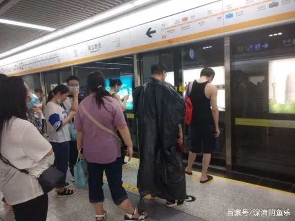 在郑州地铁5号线车厢里给大家鼓劲儿的女子去世了,她是如何“掉队”的?