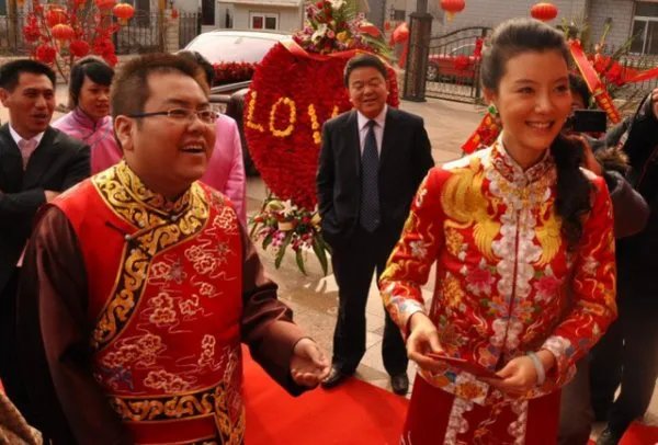 嫁身价上亿富二代,办千万世纪婚礼一年离婚,这是怎么回事?