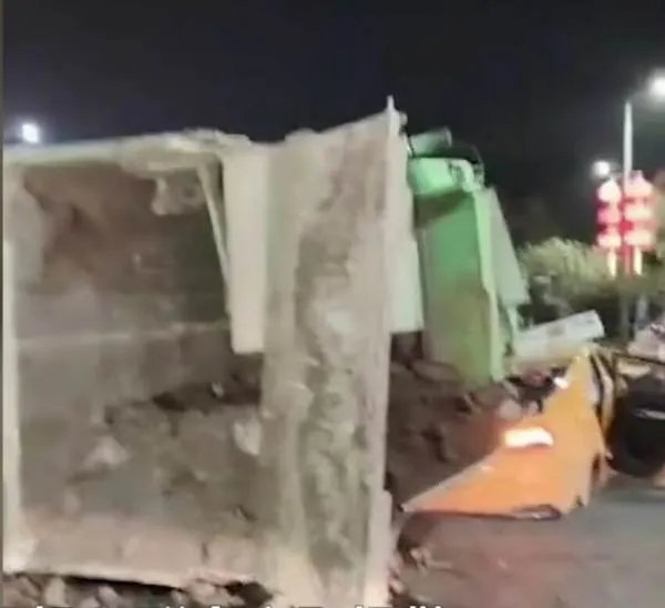 “伤情严重,乘客真倒霉!”西安一渣土车侧翻压扁出租车,这到底怎么回事?