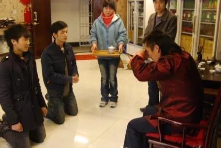 00后女孩磕头跪拜90后师父引争议,应该磕头拜师吗?
