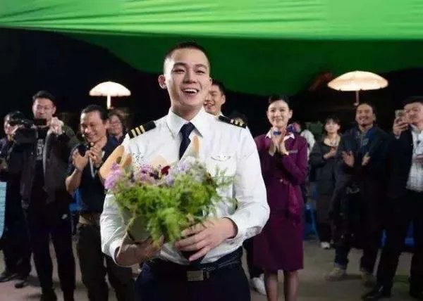《中国机长》欧豪与副驾驶原型撞脸,你怎么看?