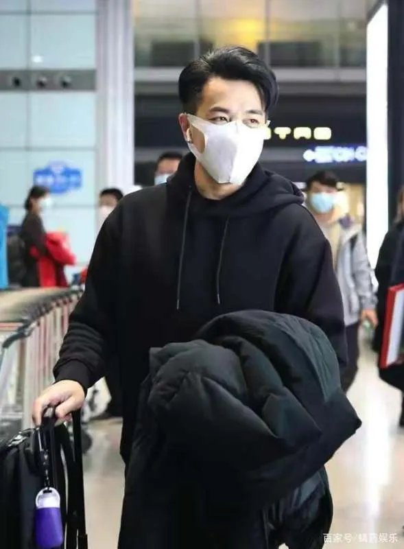 刘恺威现身机场面露疲惫老太多，前妻杨幂状态咋样呢？