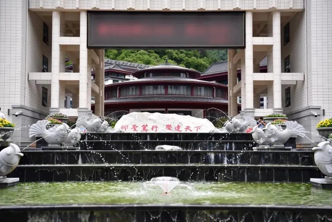 陕西贫困县花7.1亿建豪华中学，这又是个腐败的项目吗？