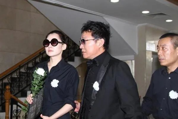 演员李婷去世的时候,丈夫和女儿为何没陪伴她呢?