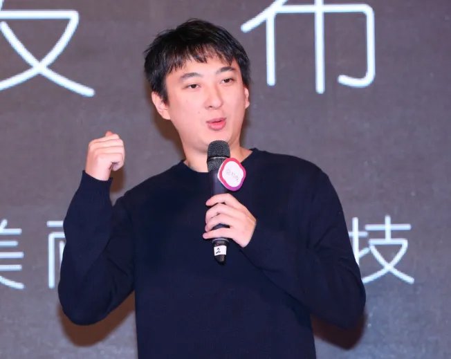 王思聪春节在三亚吃大鹅,还跟老板豪爽碰杯,你怎么看?