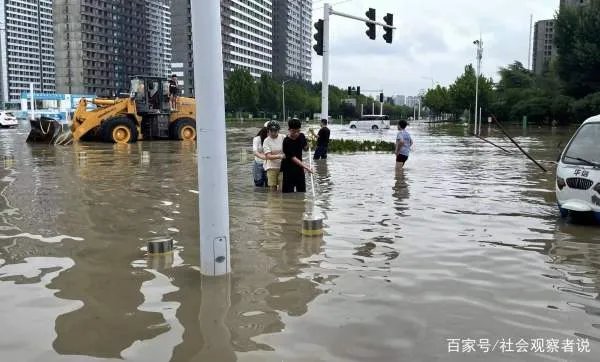 在郑州地铁5号线车厢里给大家鼓劲儿的女子去世了,她是如何“掉队”的?