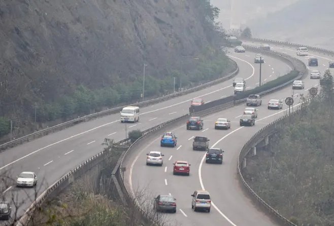 男子开"病车"上路跑掉车轮,警察帮助其继续返乡是怎么回事?