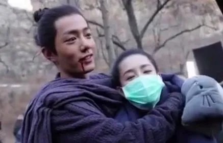 肖战为什么搂李沁脖子?是因为爱吗?