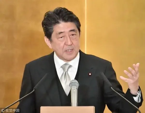 中国记者播报安倍遇刺流泪遭网暴,网友们为何反感这一幕?