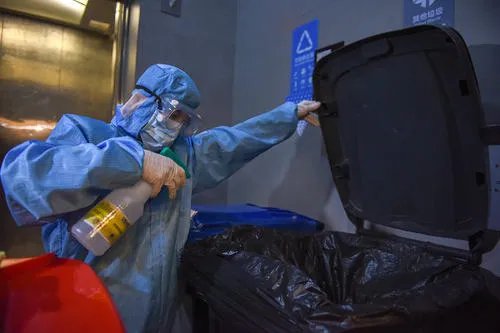 美国抗议现场鼓励孩子烧口罩,这个行为对疫情有什么影响?