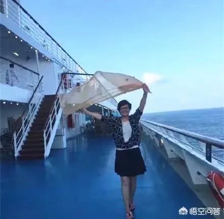 阿姨们照相带7条丝巾挪10次地方,丝巾墨镜成妈妈拍照必备,你的妈妈爱拍丝巾照吗?