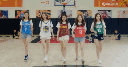 卡佩拉穿中文“饼皇”T恤亮相发布会,这是中国火蜜的力量吗?