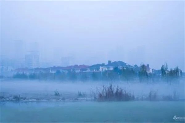 上海上空现海市蜃楼，这是由于什么原因出现的这种现象？