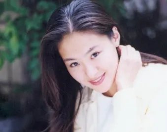 曾经迷倒张国立,后来转身嫁给了“皇室后代”,沈傲君如今怎样了?