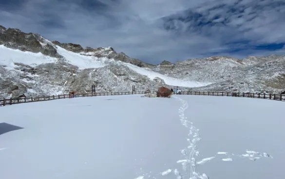 三伏天秒回“冬季”,四川达古冰川景区下雪了,这一景象是如何形成的?