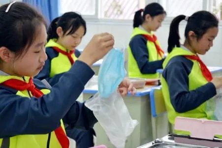 河北一小学13名学生感染,仅吃饭时摘口罩,为何还是防不住?