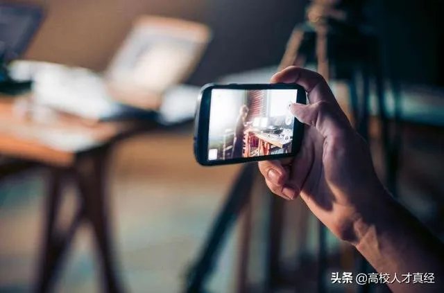 作为家长你需要教师直播讲课,还是教师放点名师讲课视频就行了?