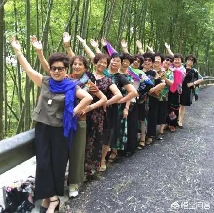 阿姨们照相带7条丝巾挪10次地方,丝巾墨镜成妈妈拍照必备,你的妈妈爱拍丝巾照吗?