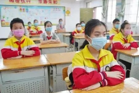 河北一小学13名学生感染,仅吃饭时摘口罩,为何还是防不住?