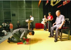 00后女孩磕头跪拜90后师父引争议,应该磕头拜师吗?