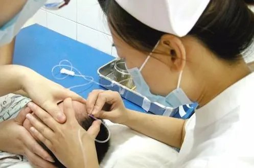 山西1岁男童打点滴后死亡,这么小的孩子能打点滴吗?