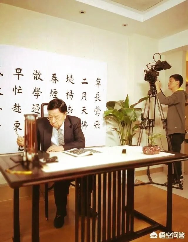 如何看待书法家田蕴章录制新的书法视频讲座，并在宁波某小学现场讲解书法问题这件会？