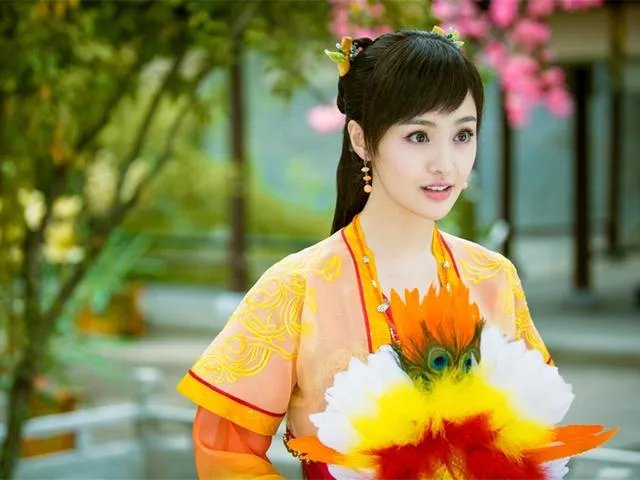 你们觉得郑爽整容前漂亮还是整容后漂亮?