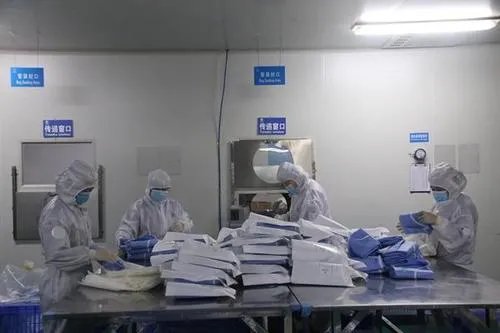 美国抗议现场鼓励孩子烧口罩,这个行为对疫情有什么影响?