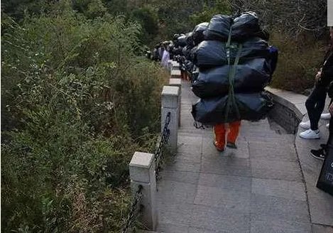 八达岭清洁工一天背多少吨垃圾下山?