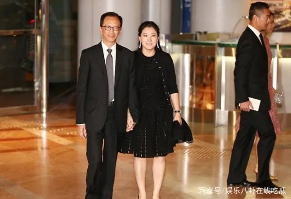 伏明霞被传主动提出离婚，只因大她27岁的老公梁锦松“出轨”，真的吗？