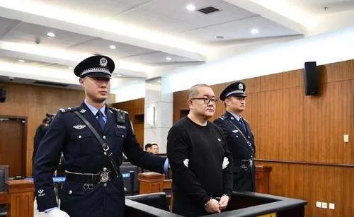 孙小果做了些什么呃?