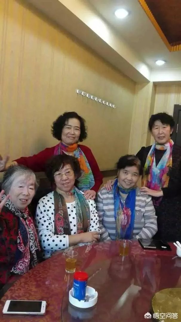 阿姨们照相带7条丝巾挪10次地方,丝巾墨镜成妈妈拍照必备,你的妈妈爱拍丝巾照吗?