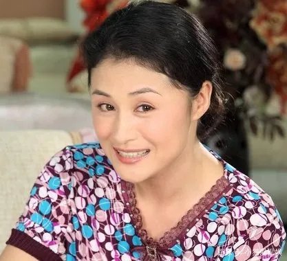 于月仙车祸去世,四人同乘一辆车,唯独她当场去世,谁来承担这起事故责任?