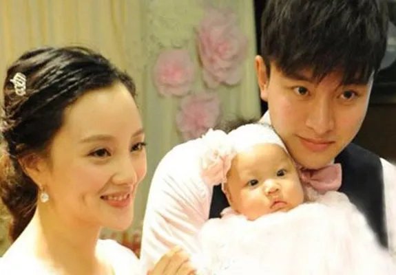 贾乃亮李小璐女儿照片大合集 国民闺女萌翻天！