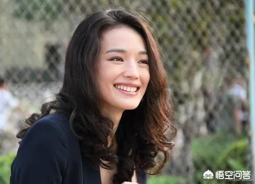 舒淇发文怒斥乘机旅客碰撞电视损坏公物,乘客应该为其不文明行为负责么?
