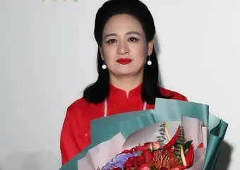 和周迅共同爱上贾宏声的伍宇娟,事业巅峰欠下巨债,如今咋样了?