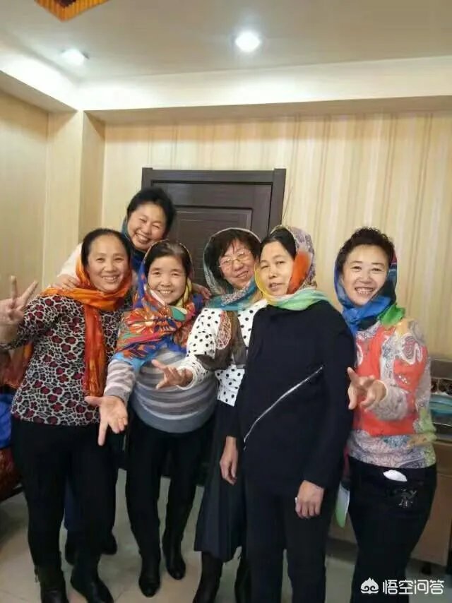 阿姨们照相带7条丝巾挪10次地方,丝巾墨镜成妈妈拍照必备,你的妈妈爱拍丝巾照吗?